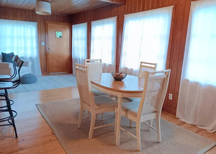 Mid Century Style Cottage Near Historic Downtown