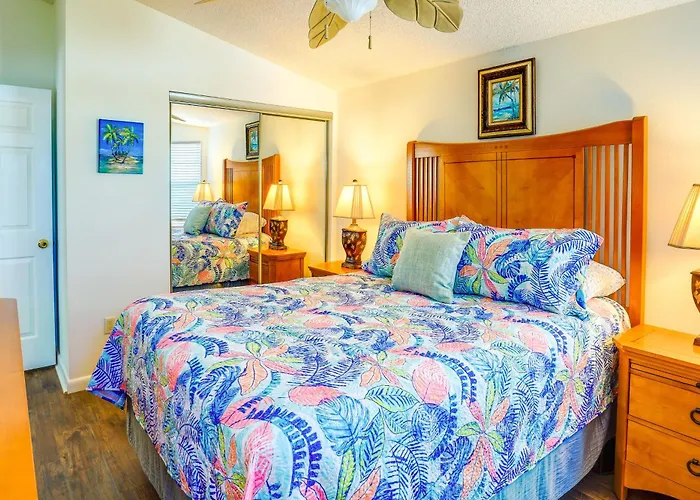 Pool Access, Walk To Beach! Cozy Jensen Beach Home