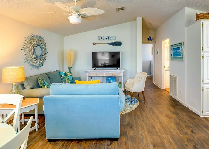 Pool Access, Walk To Beach! Cozy Jensen Beach Home