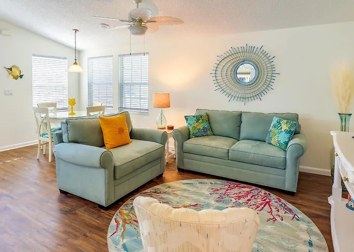 Pool Access, Walk To Beach! Cozy Jensen Beach Home