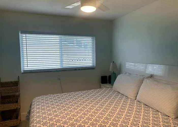 Malyn 107, Waterfront Condo, Short Walk To Beach
