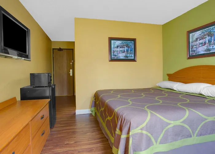 Super-8-Gainesville-I-75-Hospital-University-Area