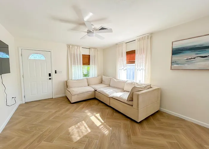 Waterfront Retreat With Kayaks, Walk To The Beach