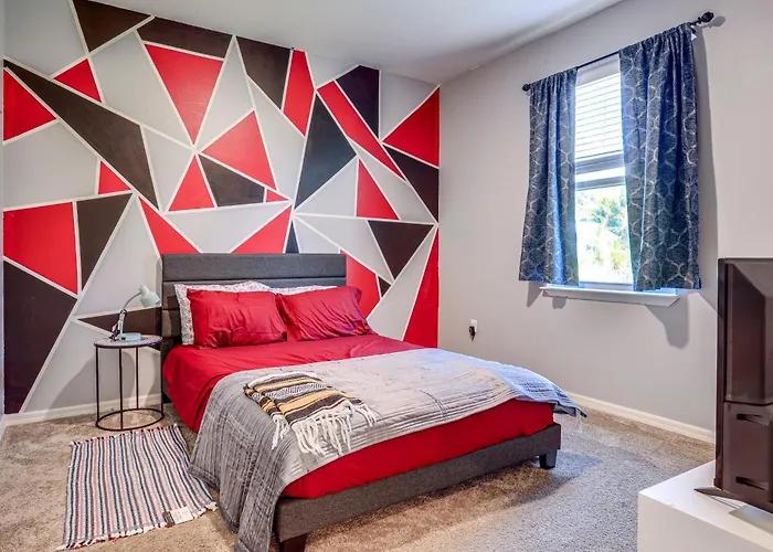 Spacious Home Near Dtwn Psl: Travel Nurses Welcome