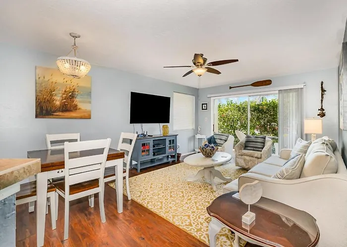 Ground Floor 2 Bdrm King Condo Close To Beach