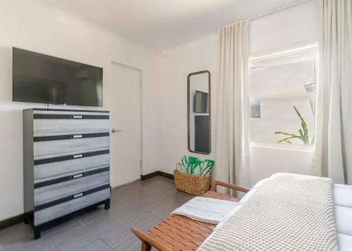 Stylish Coastal Studio Walk To Beach, Pool & Eats