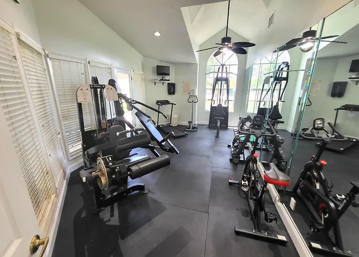Ground Floor 2 Bdrm King Condo Close To Beach