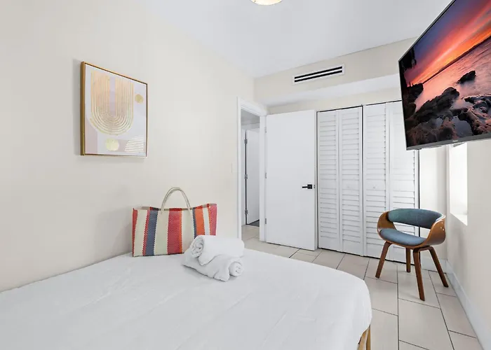 Byronessa Miami Beach