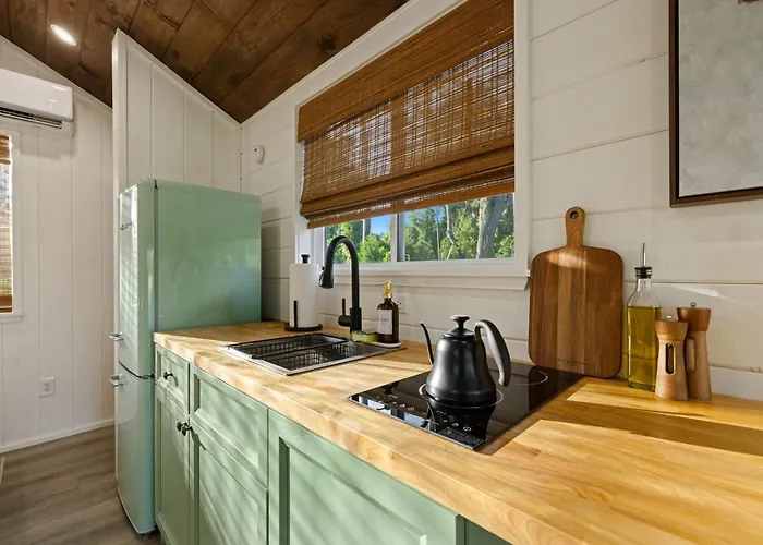 Vista Verde Farm Retreat - Stylish Cabins Nearby Springs