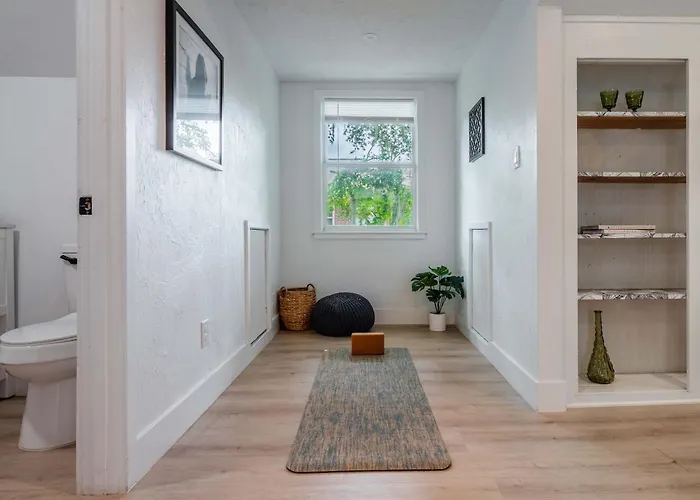 Studio At The Key - 1Mi To Uf & Dt , Full Kitchen