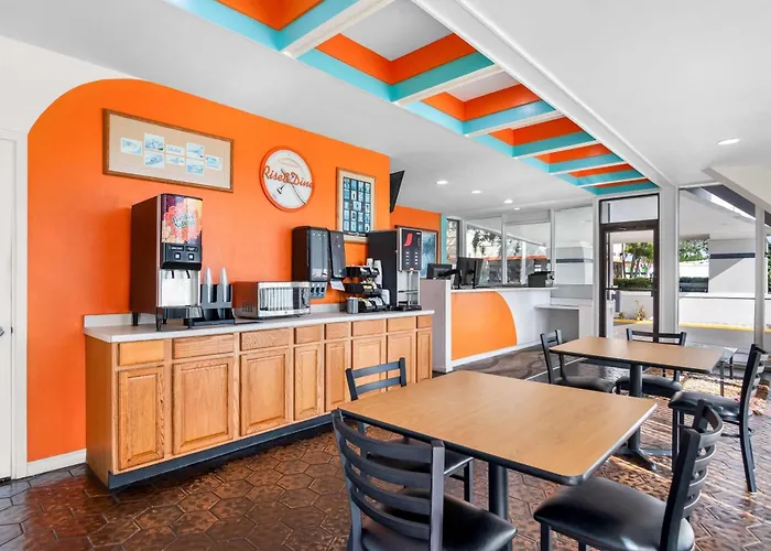 Howard Johnson By Wyndham Vero Beach / Downtown