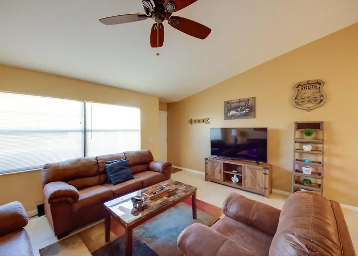 Screened Porch + Pool Access: Cozy Sebring Condo