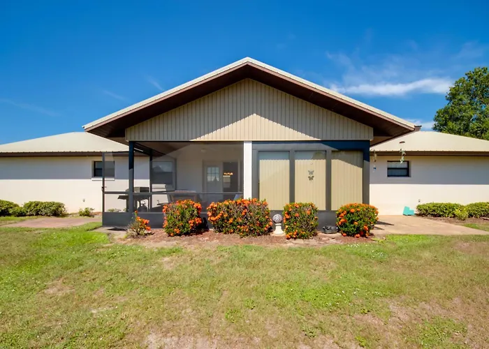 Screened Porch + Pool Access: Cozy Sebring Condo