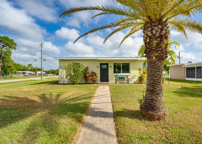 Relax In Hot Tub, Walk To Springs: North Port Home
