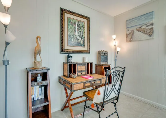 Relax In Hot Tub, Walk To Springs: North Port Home