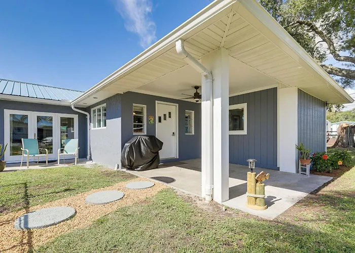 Boat Dock & Yard: Waterfront Okeechobee Retreat
