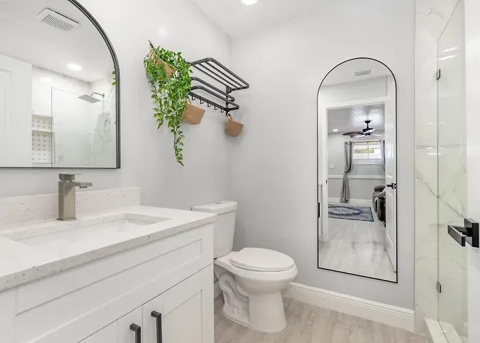 Elegant Retreat Near Downtown And Beach