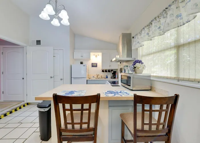 < 1 Mi To Nokomis Beach: Tranquil Couple'S Retreat