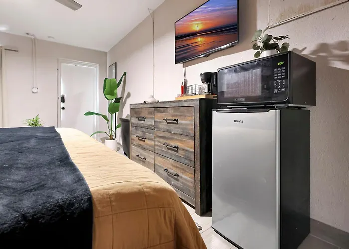 Cozy King Bed Studio - Affordable Fresh Cozy