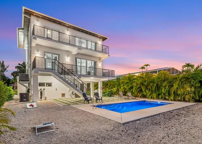 Isla Luna ~ Waterfront Oasis ~ Pool ~ Dock~ Kayaks