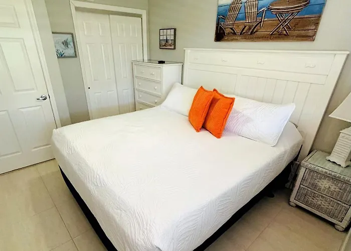 Welcoming 2-Bedroom Condo With Bonus Room!