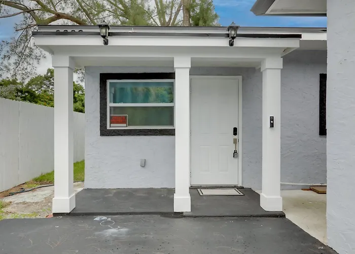 4 Mi To Beach & Rosemary Square: Convenient Home