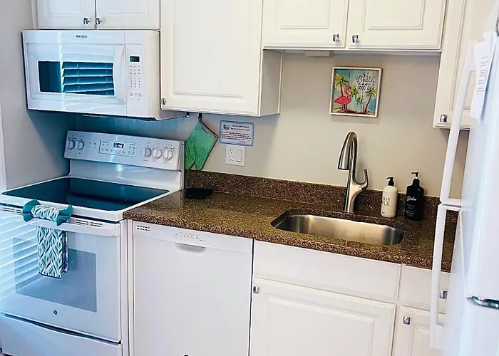 Welcoming 2-Bedroom Condo With Bonus Room!
