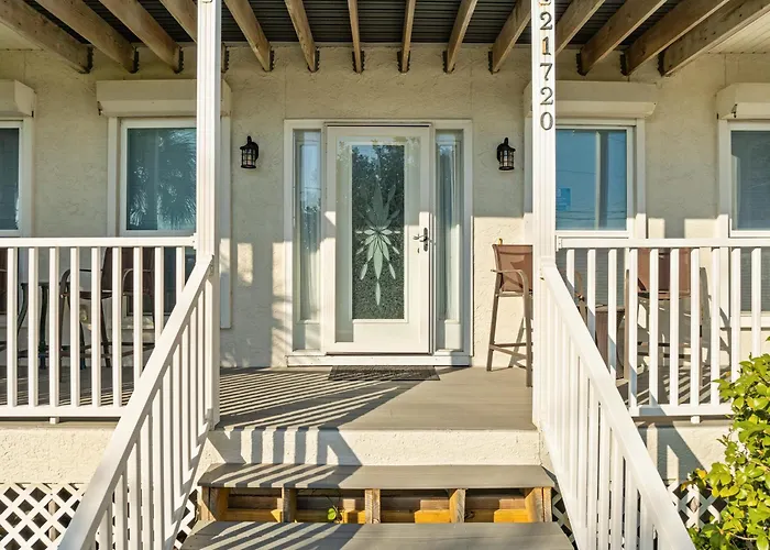Vacation In This Gorgeous 2-Story Home! 3 Bedroom 3 Ba! Sleeps 8!