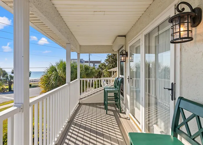 Vacation In This Gorgeous 2-Story Home! 3 Bedroom 3 Ba! Sleeps 8!