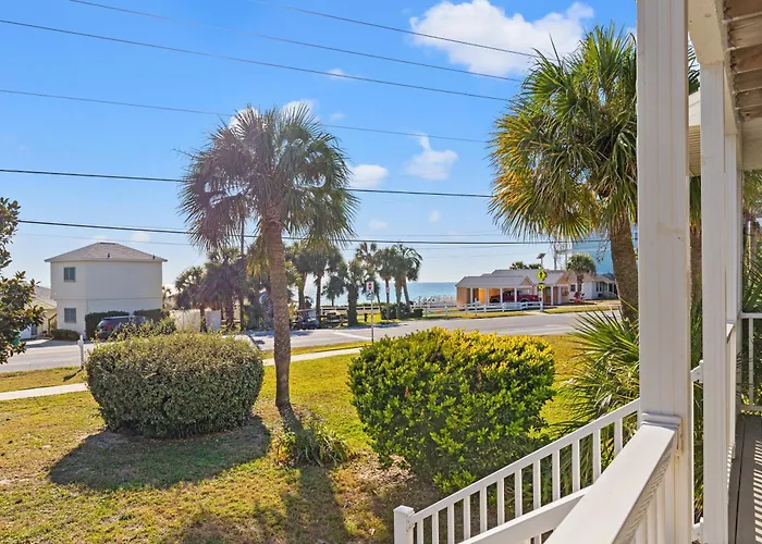 Vacation In This Gorgeous 2-Story Home! 3 Bedroom 3 Ba! Sleeps 8!