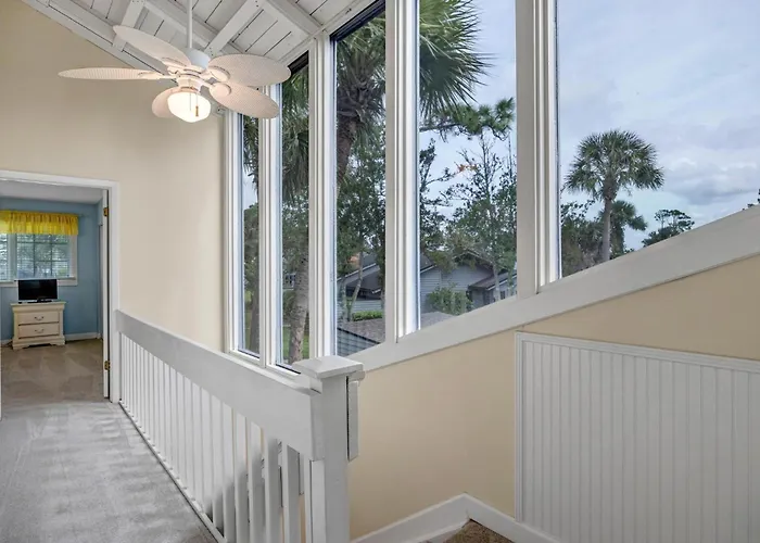 Beachy Vibes - 2Br W Lake Views & Screened Sunroom