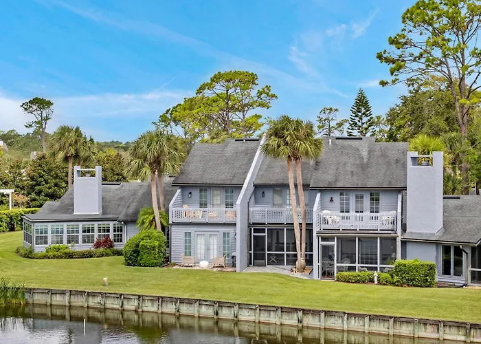 Beachy Vibes - 2Br W Lake Views & Screened Sunroom