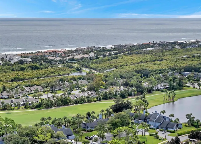 Beachy Vibes - 2Br W Lake Views & Screened Sunroom