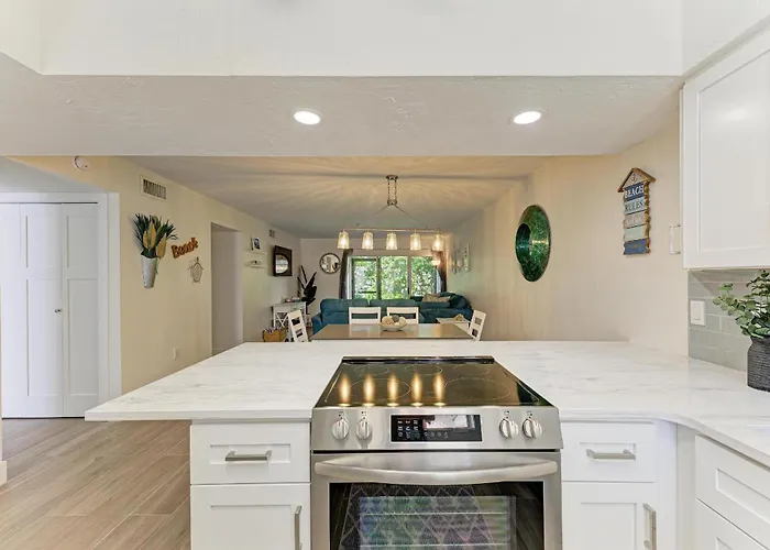 Anna Maria Island Runaway Tropical Dream-One Minute Walk To The Beach-Heated Pool