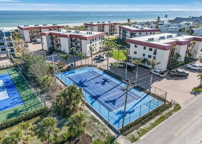 Spacious 2Nd Floor Condo Steps From The Beach On Sanibel Island 2C1