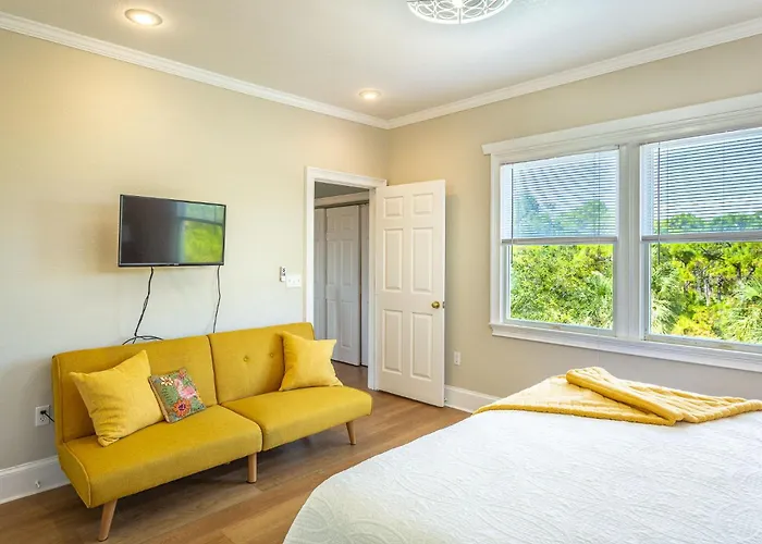 Pet Friendly- St George Island Sleeps 13- Pool