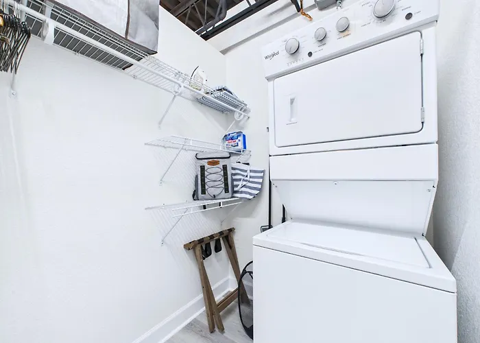 Modern Loft Near Port, Beach, & Dining -Unit 201