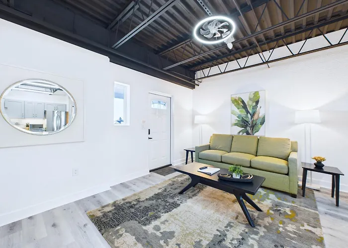 Sleek Coastal Loft Close To Port & Beach -Unit 205
