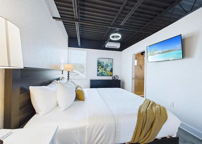 Loft Getaway Near Port & Beach -Unit 203