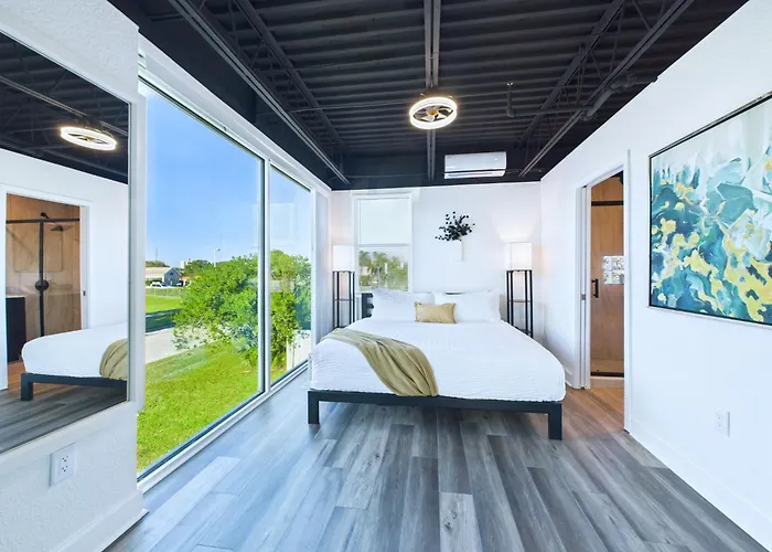Rocket Launch View Loft Near Beach & Port-Unit 209