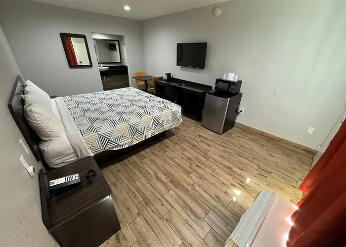 Englewood Inn & Suites