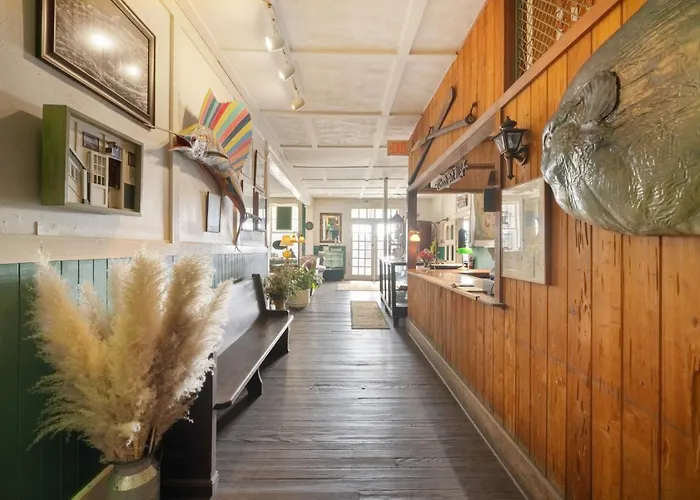 Historic Island Hotel