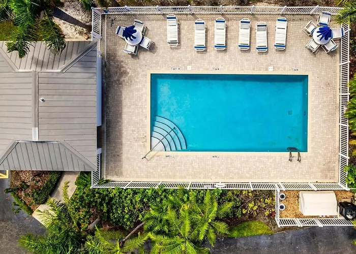 Paradise Found ! Waterview & Steps To Beach