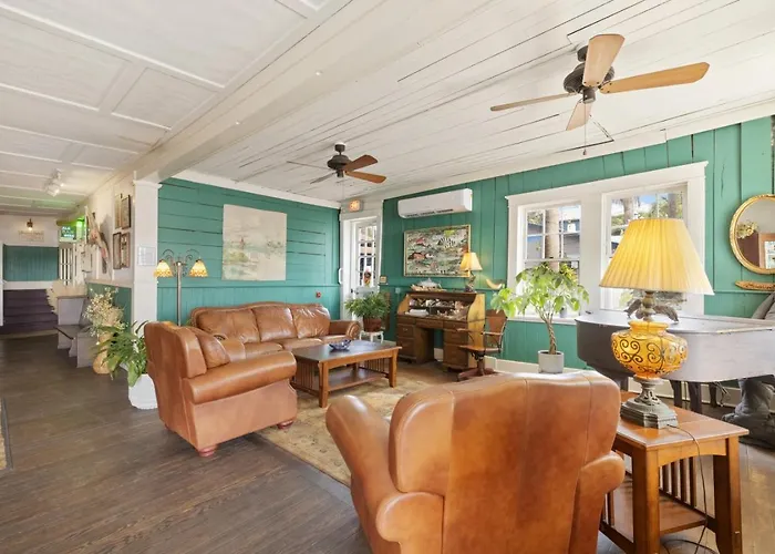 Historic Island Hotel