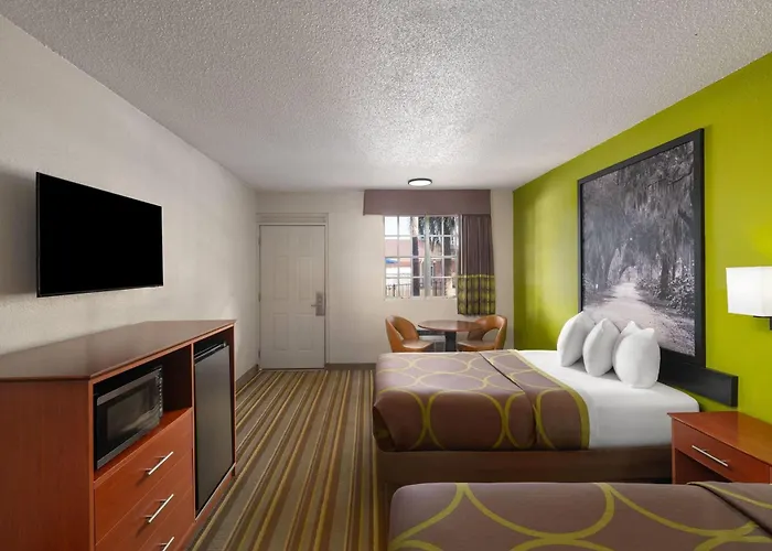 Super 8 By Wyndham Lake City