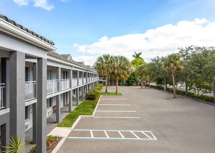 Super 8 Motel By Wyndham Near Fort Lauderdale Arpt
