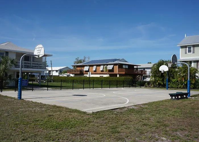 Anna Maria Island Tree House Pet Friendly!