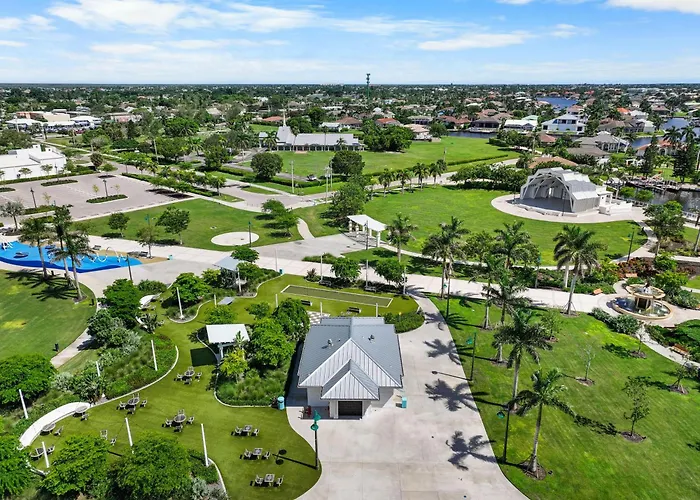 Sun-Bright Beachfront Condo With Pool/Tennis Courts