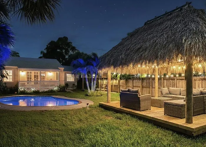 The Peacock Bungalow- Heated Pool & Jacuzzi- 5 Min To Beach!