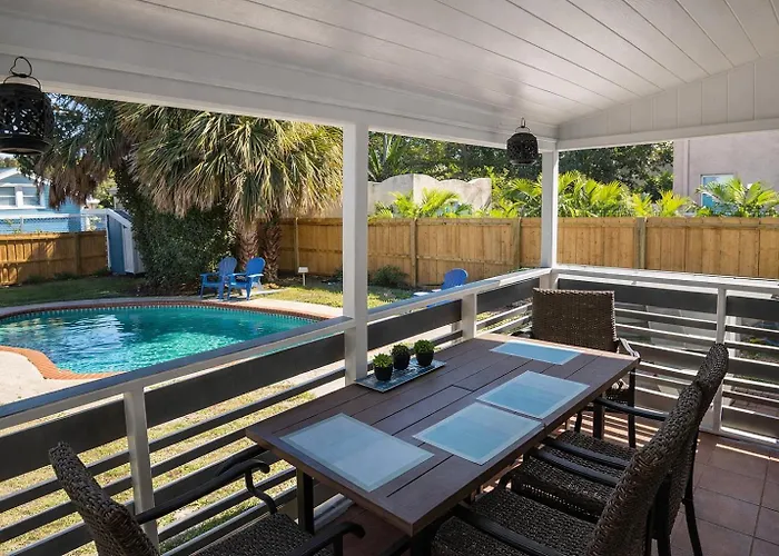 The Peacock Bungalow- Heated Pool & Jacuzzi- 5 Min To Beach!
